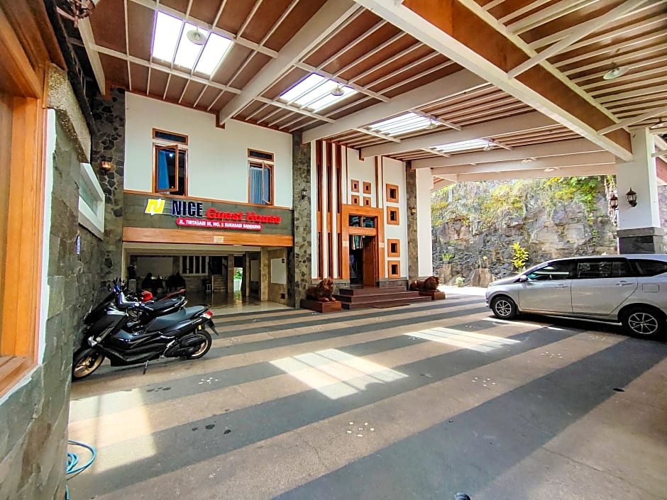 Tirtasari Nice Guesthouse 2 by ZUZU