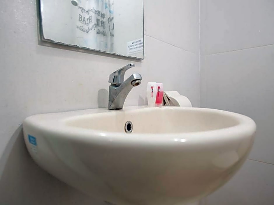 RedDoorz @ Raya Tidar