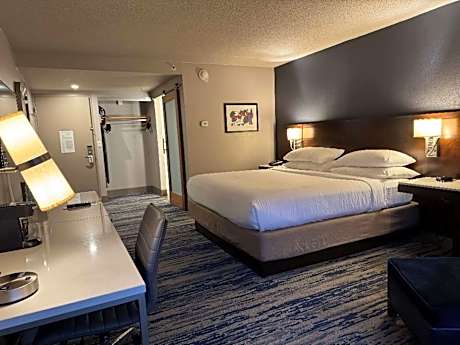 1 King Bed Non-Smoking Refrigerator In-Room Safe Wi-Fi