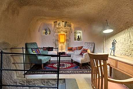 Premium Cave Novelist Suite