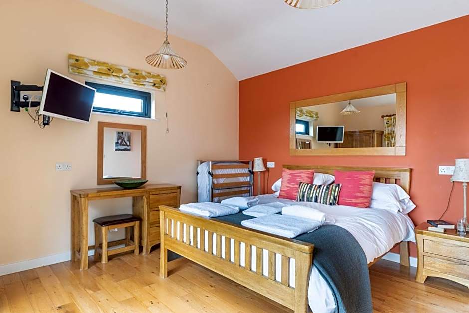 Tor Farm Lodges - Private Hot Tubs, Shared Seasonal Outdoor Pool, Dog Friendly