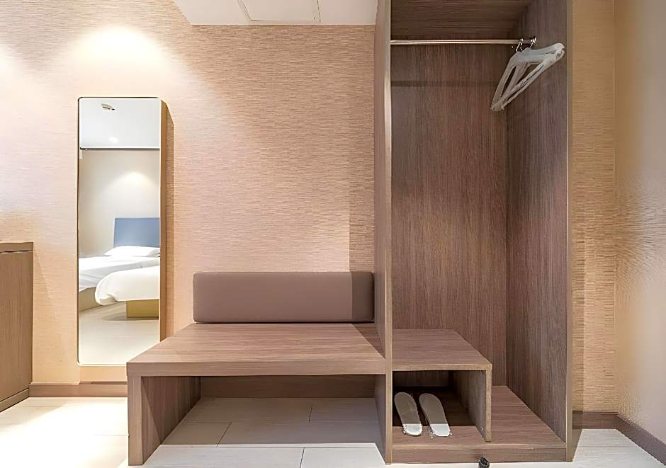 Hanting Hotel Shanghai Qingpu Caoying Road Metro Station