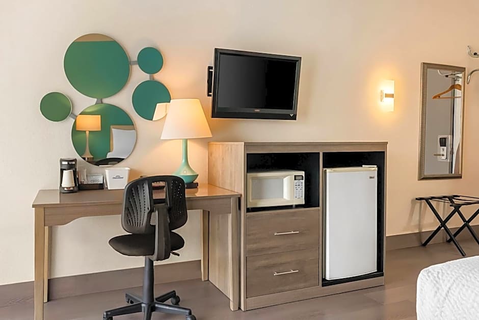 Howard Johnson Hotel by Wyndham Toms River