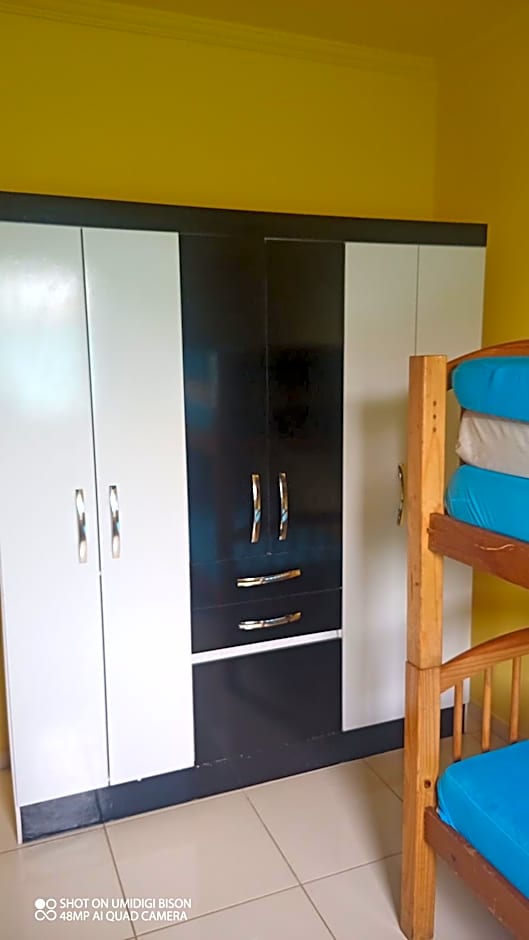 Casa com piscina , churrasqueira, Wi-Fi, em rua de Areia à 1km da praia, bairro sussegado, proíbido uso de som extremamente alto ideal para descansar