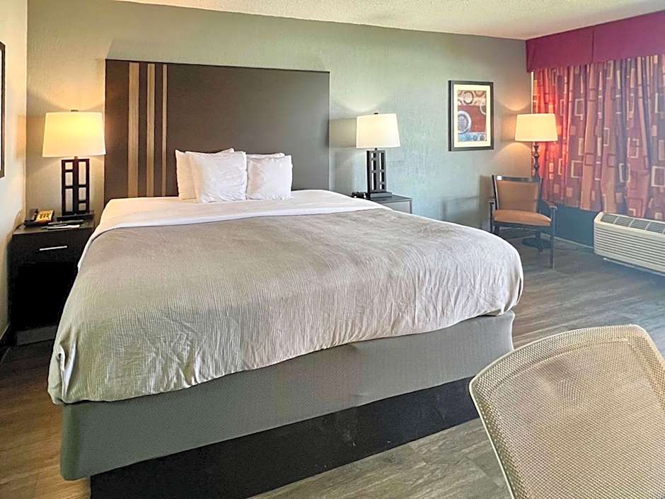 Quality Inn & Suites Gulf Breeze Bayside near Pensacola Beach