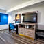 La Quinta Inn & Suites by Wyndham Dallas I-35 Walnut Hill