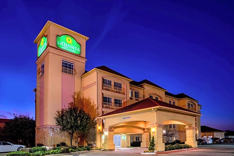 La Quinta Inn & Suites by Wyndham Dfw Airport West-Bedford