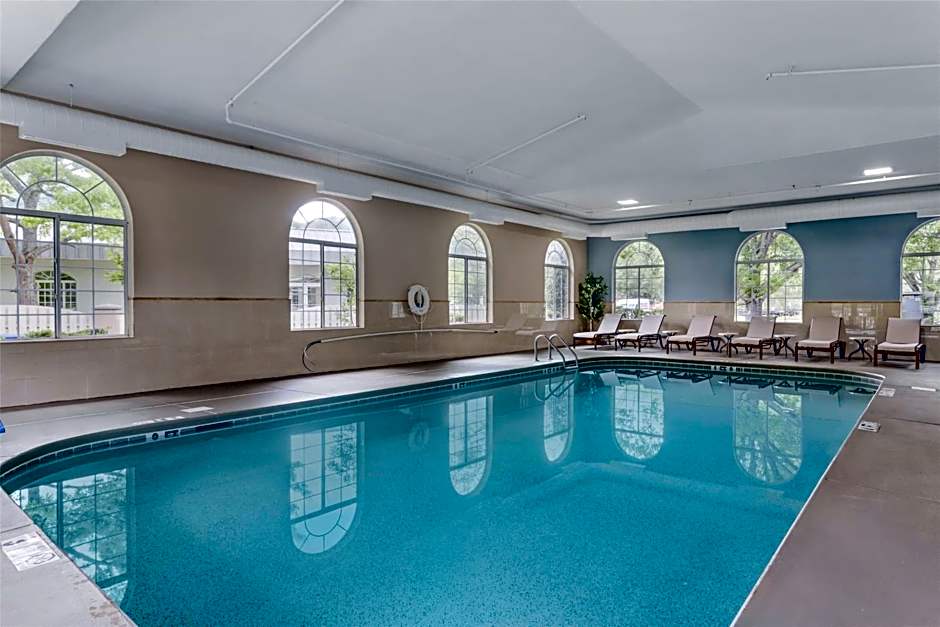 Best Western Plus River Escape Inn & Suites