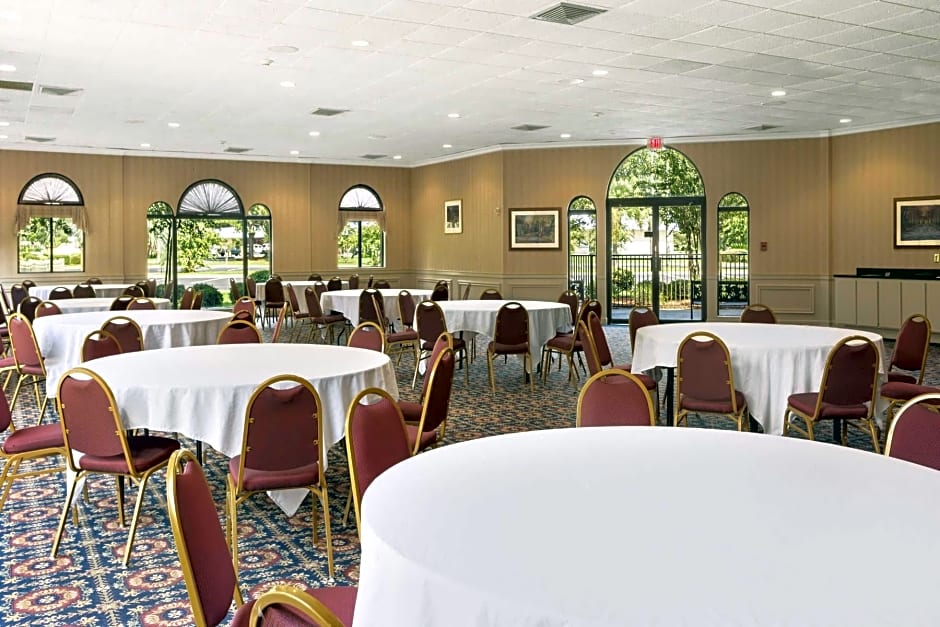 Cottonwood Suites Savannah Hotel & Conference Center