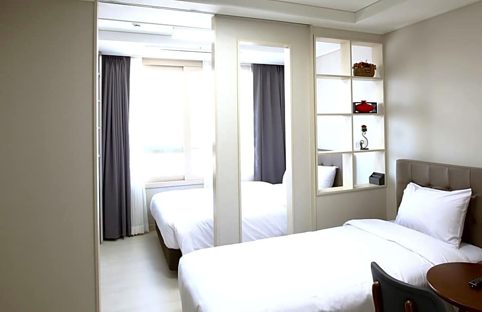 Photo 1 of 6 of Deluxe Family 2 Beds