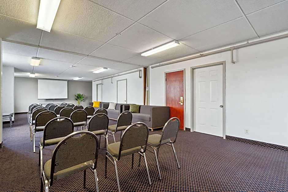 Econo Lodge Inn & Suites Waterloo Downtown