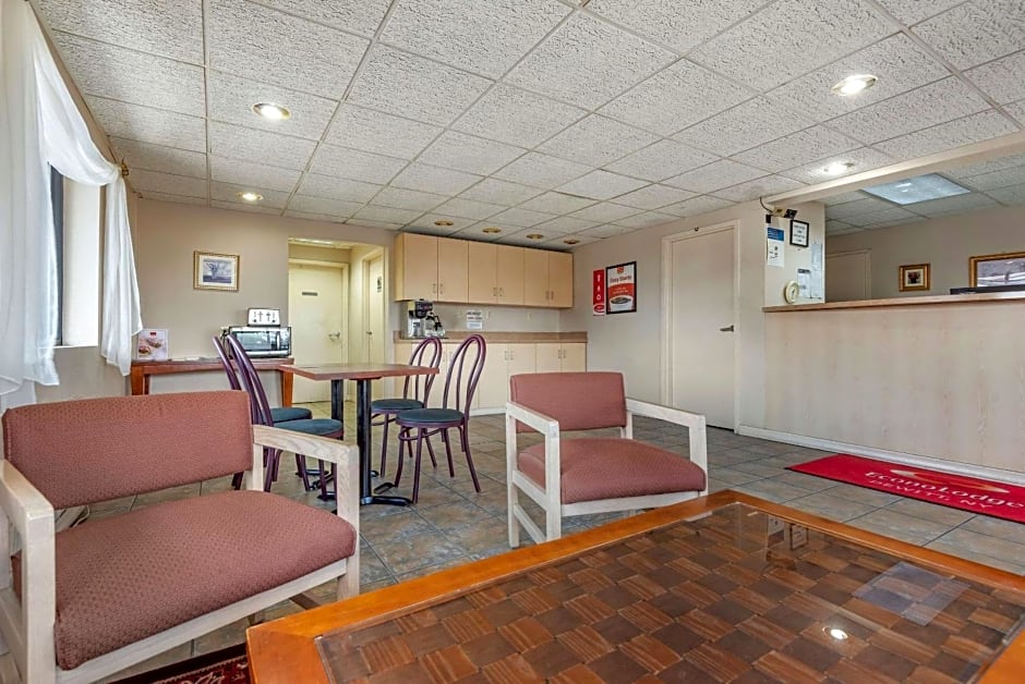 Econo Lodge DeWitt I-90