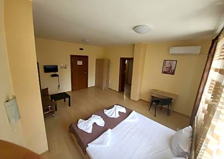 Apartment (1 double bed & 1 sofa bed)