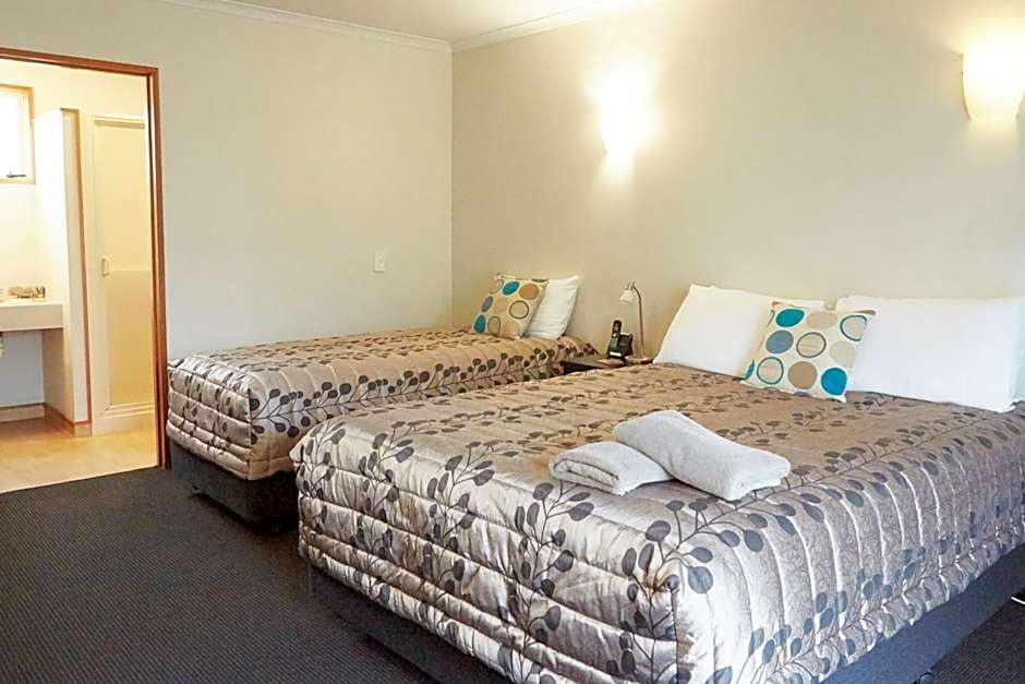 Admiral Court Motel & Apartments