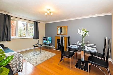 Central 2 Bed Apartment with Parking by CozyNest