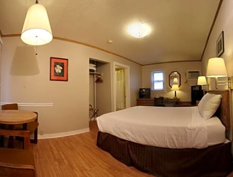 Standard Room with Queen Bed