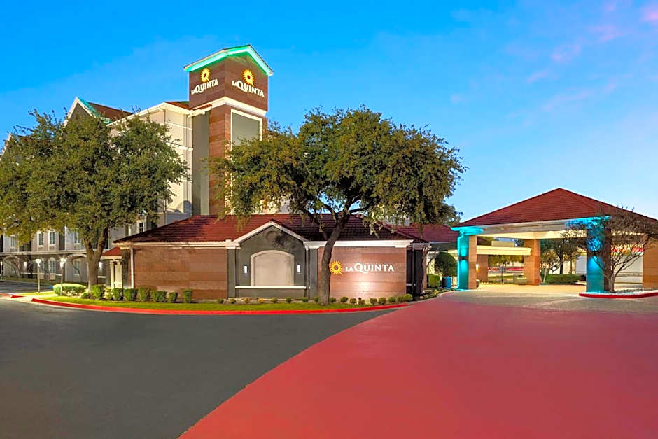 La Quinta Inn & Suites by Wyndham Dallas Arlington South