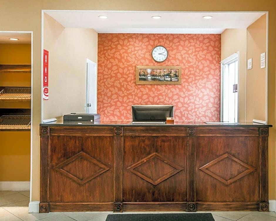 Econo Lodge Lakes Region