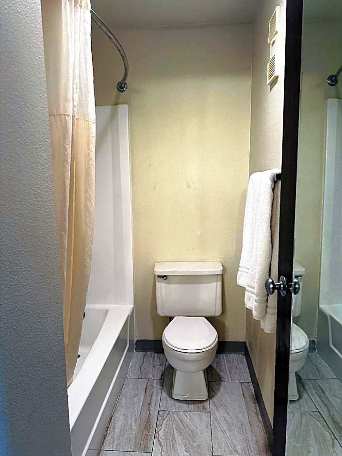 Norwood Inn & Suites Milwaukee