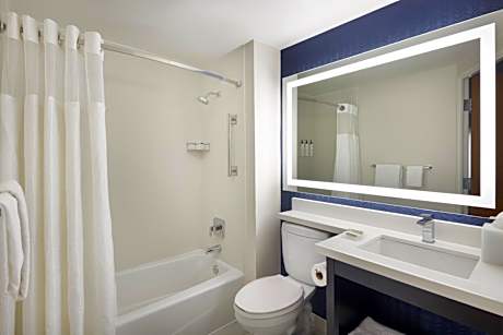 Double Room with Two Double Beds and Adapted Tub - Mobility Accessible