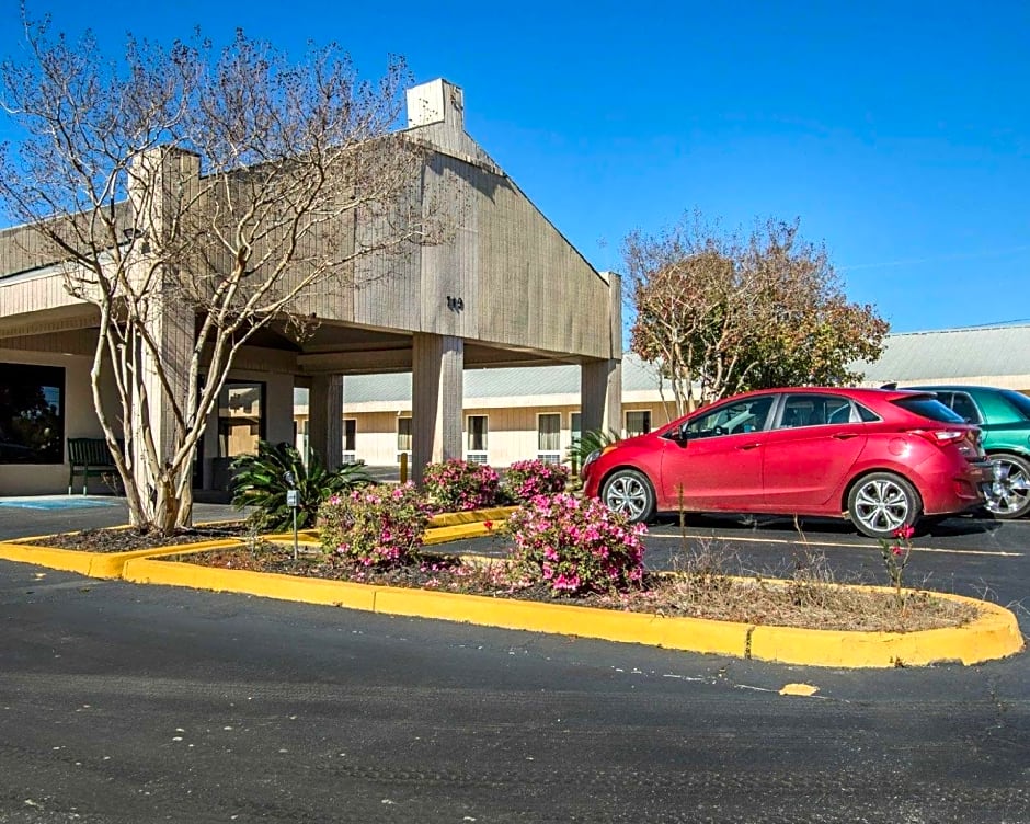 Rodeway Inn & Suites