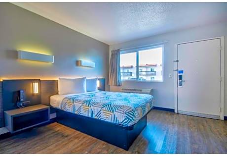 1 King Bed | Non-Smoking, Micfridge