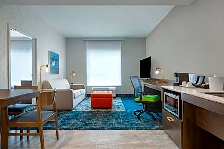 Queen Suite with Sofa Bed and Bath Tub - Mobility Accessible