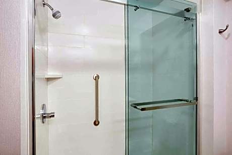 Queen Room with Two Queen Beds with Shower - Non-Smoking