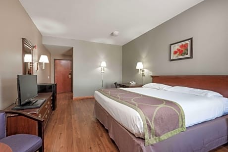 1 King Bed Studio Suite Non-Smoking