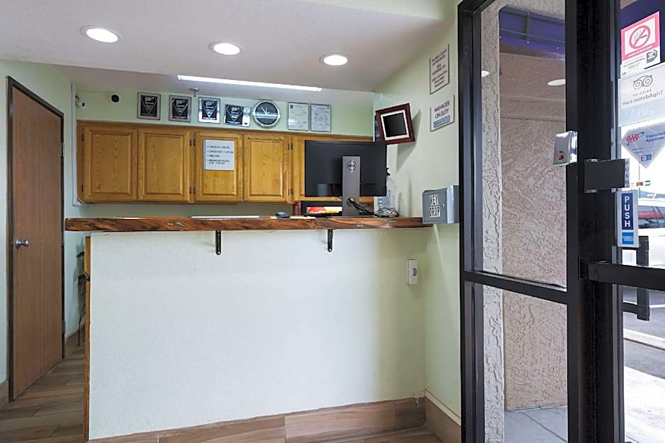 Econo Lodge Inn & Suites