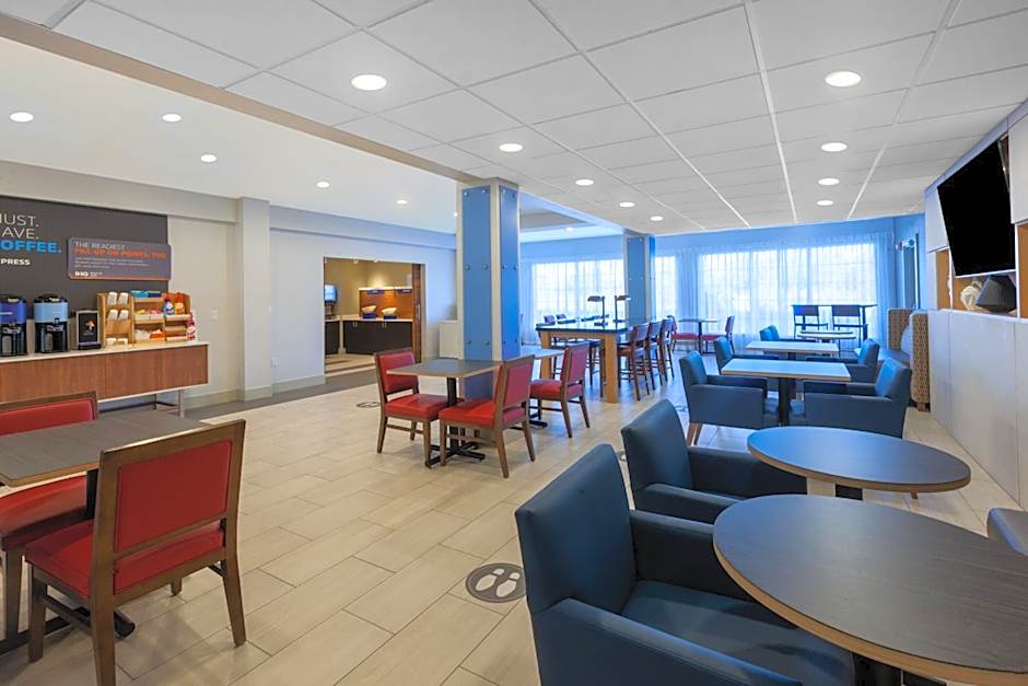 Holiday Inn Express Hotel & Suites Woodhaven By IHG
