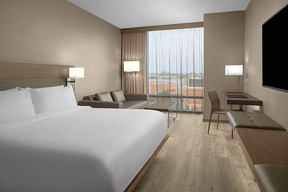 Photo 1 of 7 of 1 King Bed Guestroom