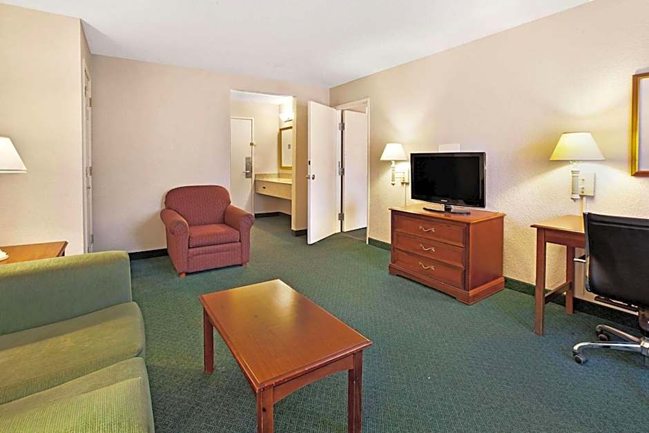 La Quinta Inn & Suites by Wyndham Detroit Canton