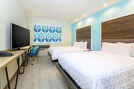 Queen Room with Two Queen Beds - Hearing Access