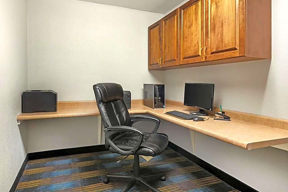 Quality Inn & Suites Fort Madison near Hwy 61