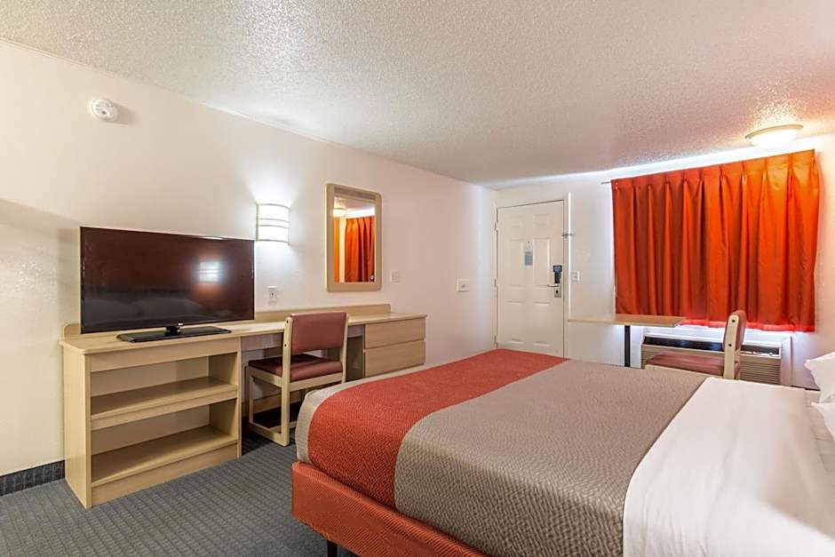 Travelodge by Wyndham Lansing