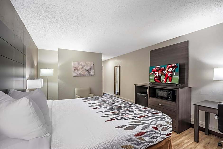 Red Roof Inn & Suites Sulphur Springs