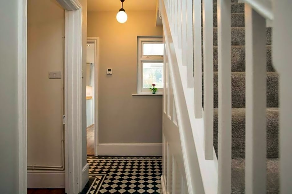 Rie's Retreat- The Gold Room