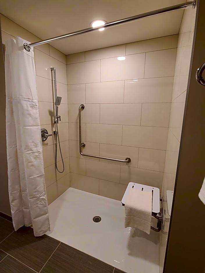 Super 8 by Wyndham Thompson