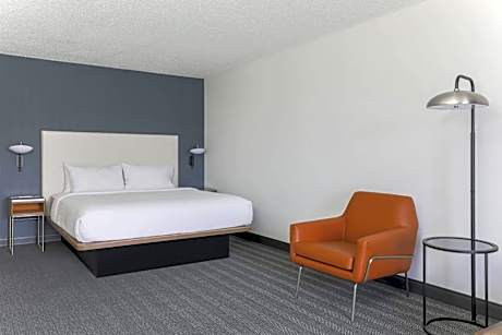 King Room with Roll-In Shower - Mobility Accessible