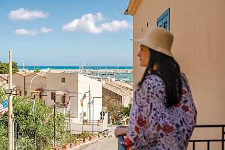 Deluxe Double Room with Side Sea View