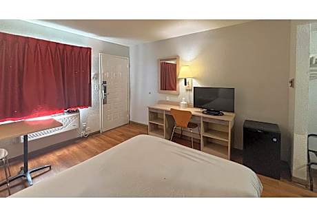 1 Queen Bed