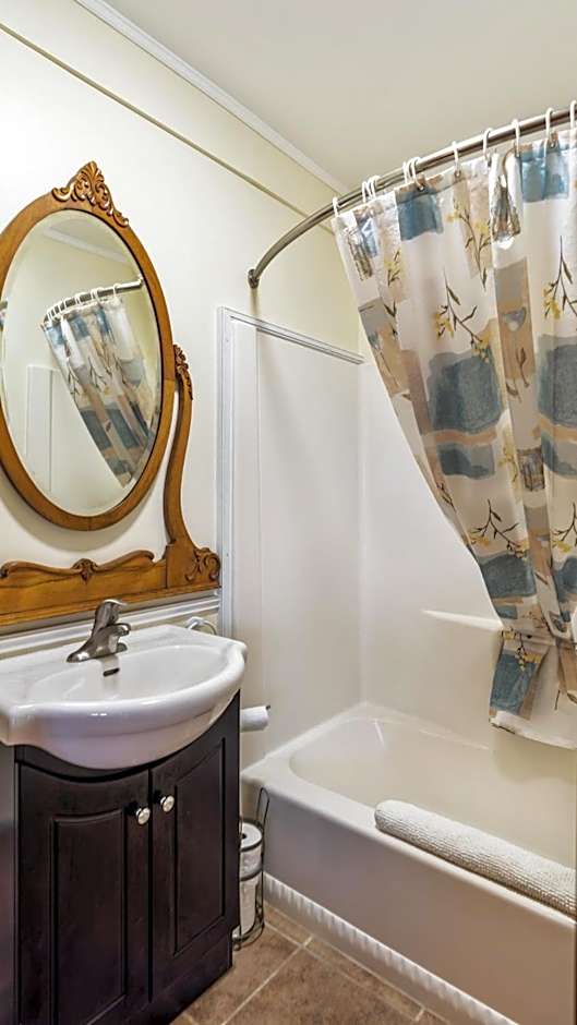 Bayview Pines Country Inn B&B
