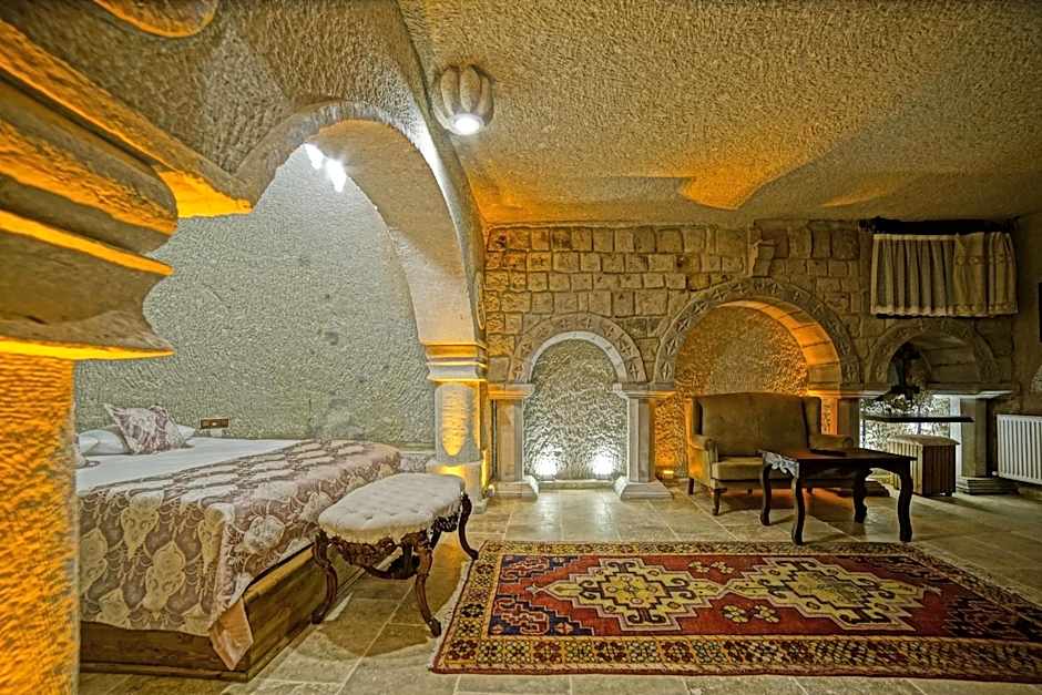 Risus Cave Suites