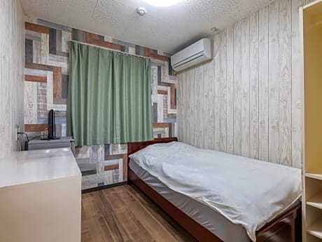 Single Room with Shared Bathroom - Non-Smoking