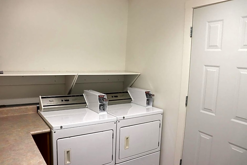 Super 8 by Wyndham Courtenay