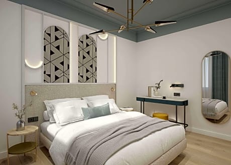 1 Queen Bed Non-Smoking Executive Room Balcony Side Sea View