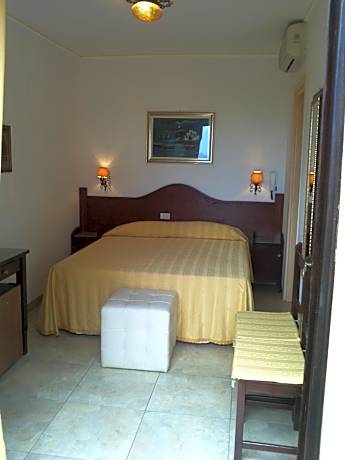 Small Double Room - Ground Floor