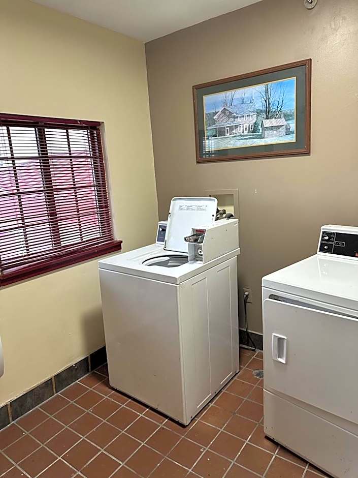 HomeTowne Studios by Red Roof Lancaster