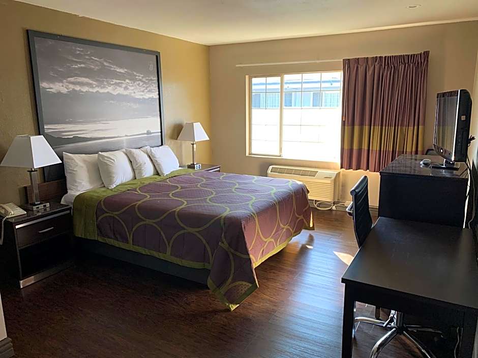 Photo 1 of 2 of 1 Queen Bed